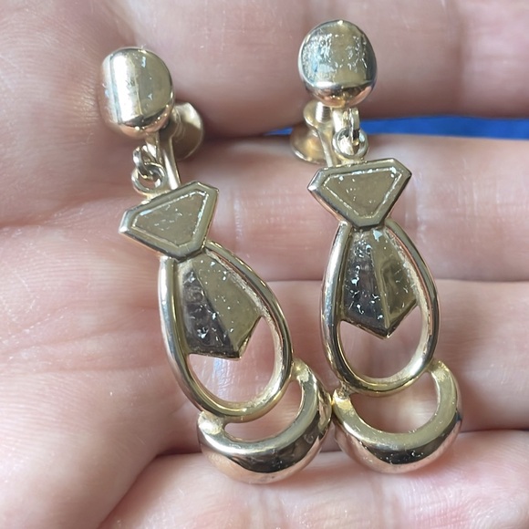 Vintage Alice gold plated scrow back earrings - Picture 2 of 5